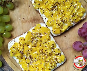 Сытный тост с манго и творожным сыром фото