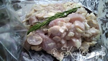 Курица с шампиньонами в пакете для запекания фото