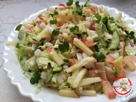 салат из овощей с микрозеленью капусты пак чой и яблоком фото