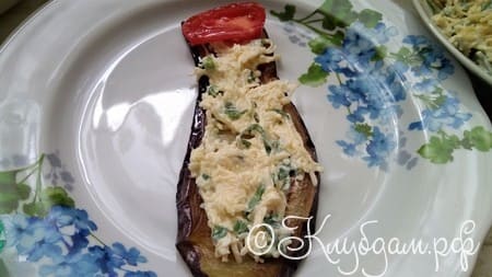 Рулеты из баклажанов с сыром, помидорами и чесноком. Пошаговое приготовление с фото