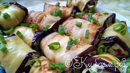 Рулеты из баклажанов с сыром, помидорами и чесноком. Пошаговое приготовление с фото