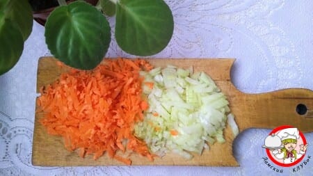 лук и морковь на доске фото