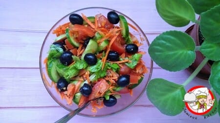 салат из овощей с маслинами фото