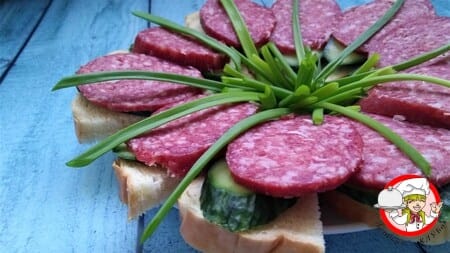 бутерброды с копченой колбасой и огурцом фото
