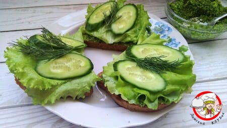 тост с авокадо и зеленью фото