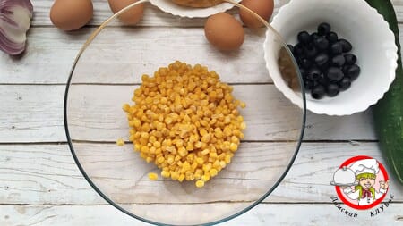 зерна кукуруза консервированная тарелка фото