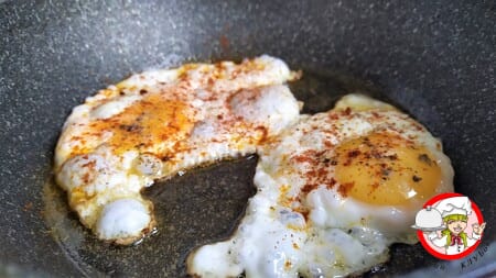 яйцо на сковороде с приправой фото