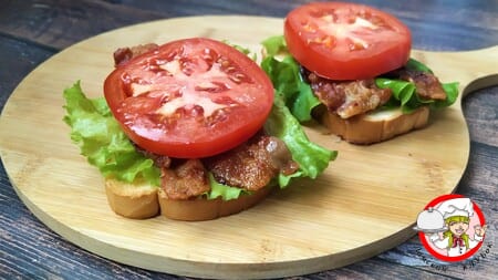 Сэндвич с помидором и беконом фото
