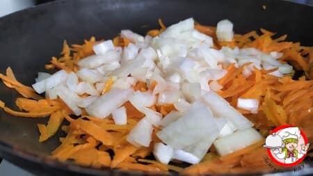 лук морковь сковорода масло на суп фото