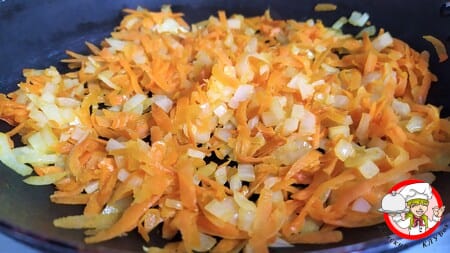 пассеровка из лука и моркови на сковороде фото
