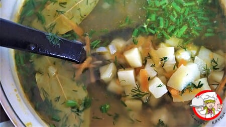 картофельный суп в кастрюле фото