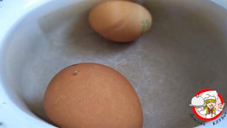 яйцо в воде варка для супа фото