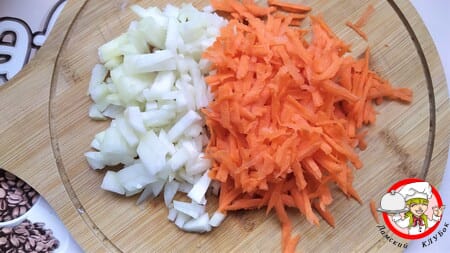 лук и морковь для борща с кислой капустой фото