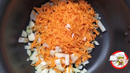 морковь лук для соуса с морским коктейлем фото
