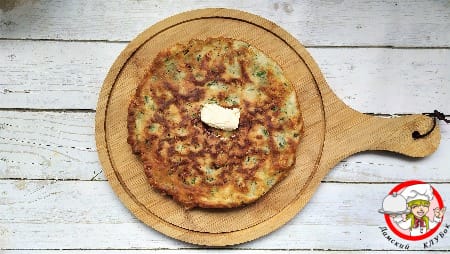 готовая лепешка с сыром и зеленью на доске фото