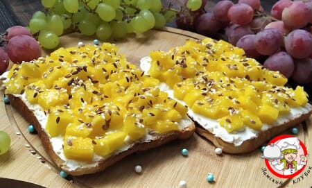 тост с творожным сыром и манго фото