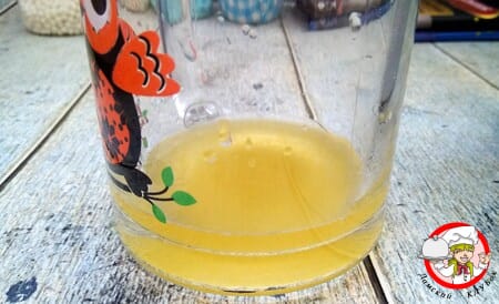 Апельсиновый сок в кружке фото