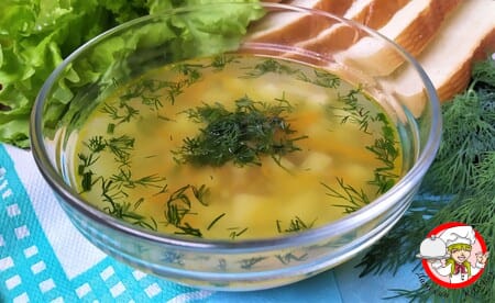 картофельный суп с зеленью в тарелке фото