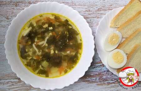 суп со щавелем в тарелке фото