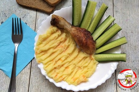 картофельное пюре на тарелке курица фото