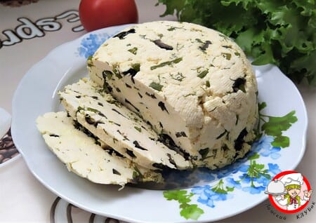 домашний сыр с маслинами тарелка фото