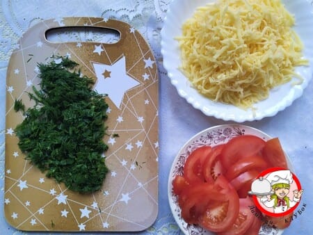 нарезанный сыр, помидоры и зелень фото