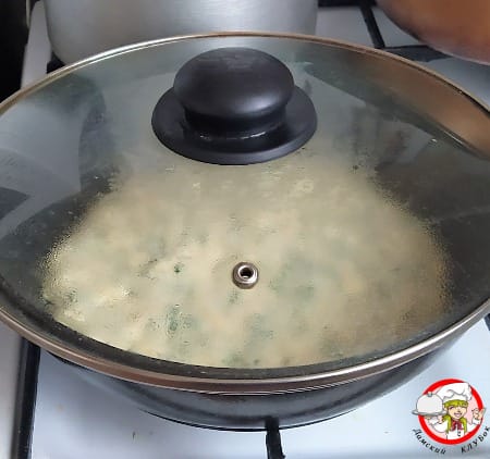 приготовление сырной лепешки на сковороде фото