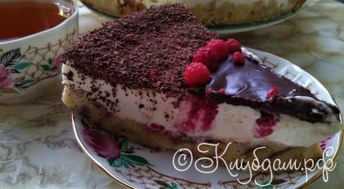 Бисквитный торт-чизкейк со сливками и малиной фото